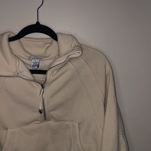 🐚Adorable cream quarter zip cropped pullover! - Picture 2 of 5
